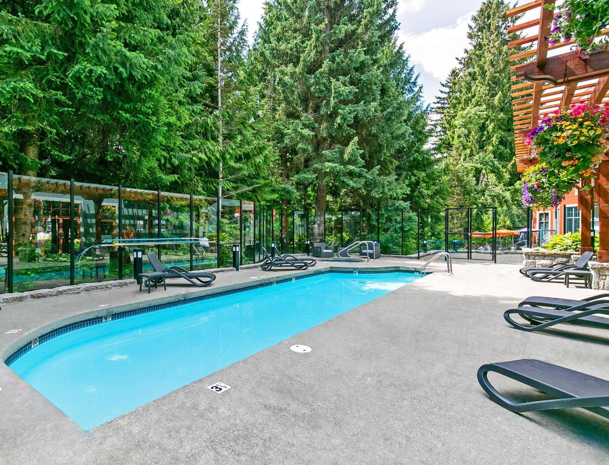Alpenglow Lodge Studio With Pool Views By Mva Whistler Buitenkant foto